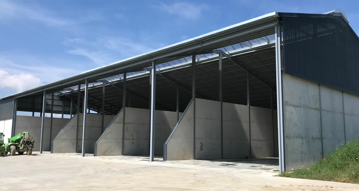 Batiment_cover Un hangar spacieux avec plusieurs compartiments, idéal pour le stockage de matériaux ou l'abri de machines agricoles